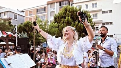 Ayvalık’ın en renkli geleneklerinden biri olan Küçükköy Teferiç Şenlikleri, bu