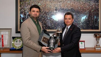 Bursaspor Kulübü Başkanı Enes Çelik’e şampiyonluktan ötürü tebrik ziyareti gerçekleştiren