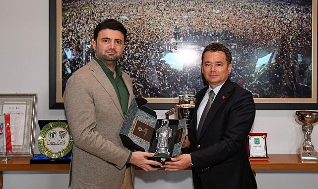 Bursaspor Kulübü Başkanı Enes Çelik’e şampiyonluktan ötürü tebrik ziyareti gerçekleştiren