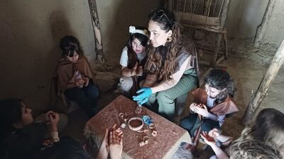 Bornova Belediyesi tarafından Yeşilova Höyüğü Ziyaretçi Merkezi’nde düzenlenen etkinlikte çocuklar, Taş Devri’nden