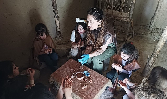 Bornova Belediyesi tarafından Yeşilova Höyüğü Ziyaretçi Merkezi’nde düzenlenen etkinlikte çocuklar, Taş Devri’nden