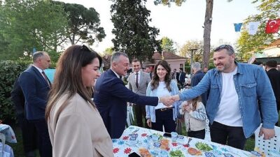 Kocaeli Büyükşehir Belediye Başkanı Tahir Büyükakın, Bal-Türk Derneği ile birlikte