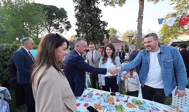 Kocaeli Büyükşehir Belediye Başkanı Tahir Büyükakın, Bal-Türk Derneği ile birlikte