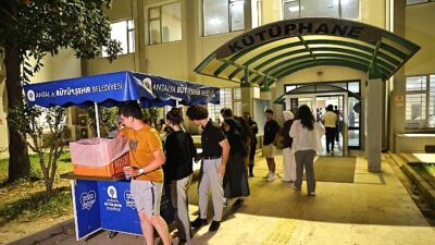 Antalya Büyükşehir Belediyesi, final sınavları başlayan Akdeniz Üniversitesi öğrencilerine sıcak