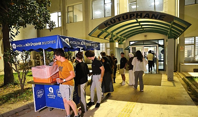 Antalya Büyükşehir Belediyesi, final sınavları başlayan Akdeniz Üniversitesi öğrencilerine sıcak