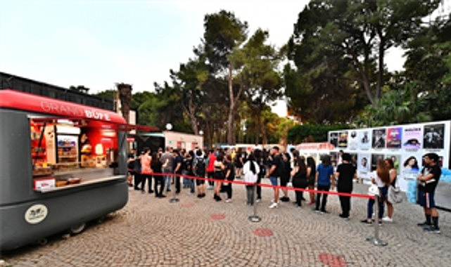 İzmir Büyükşehir Belediyesi’nin ‘Genç Bilet’ uygulaması yeniden başlıyor.