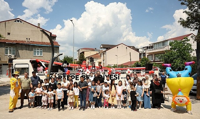 Kartepe Belediyesi, geleneksel bayram coşkusunu çocukların ayağına götürmeye devam ediyor.