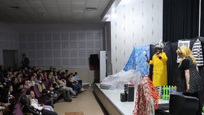 Kartepe Belediyesi’nin kültürel etkinlikleri kapsamında düzenlenen çocuk tiyatrosu, ilçedeki minik
