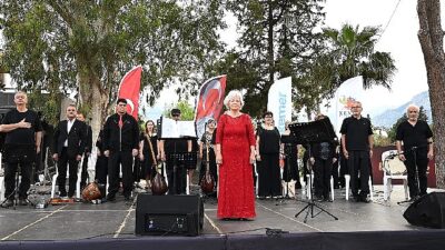 Bahriye Kocadağ’ın çalıştırdığı Türk Sanat Müziği Korosu, Kemer’de konser verdi.
