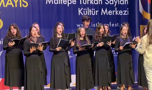 Maltepe Belediyesi bünyesinde sanatsal faaliyetlerini sürdüren Maltepe Belediyesi Gençlik Korosu,