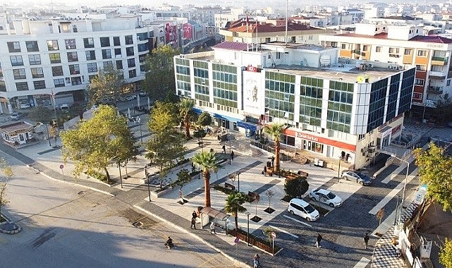 Menderes Belediyesi kadınlar için pilates kursuna katılan kadınlar için doğa
