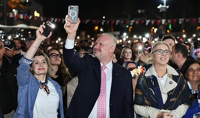 Menemen Belediyesi tarafından düzenlenen Hıdırellez Şenlikleri, on binleri aynı meydanda
