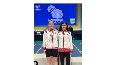 Osmangazi Belediyespor Kulübü’nün başarılı badminton sporcuları Elifnur Demir ve Zeynep