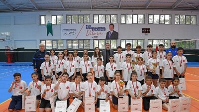 Osmangazi Belediyespor’un badminton altyapısında yetişen sporcular, üniversiteden ilkokula kadar tüm