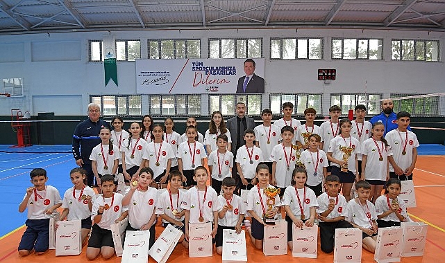 Osmangazi Belediyespor’un badminton altyapısında yetişen sporcular, üniversiteden ilkokula kadar tüm