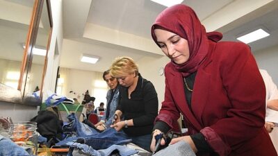 Osmangazi Belediyesi Meslek Edindirme Kursları (OSMEK) bünyesinde eğitim gören kadınlar,