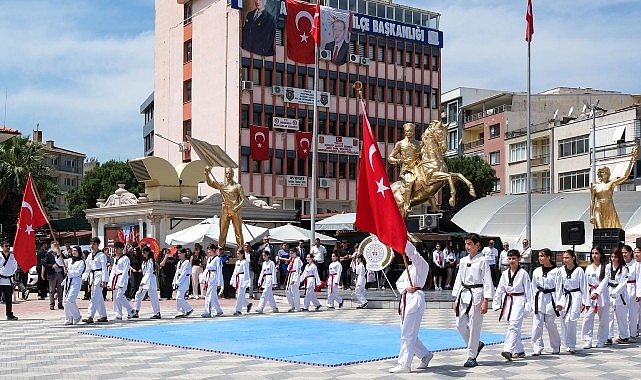 19 Mayıs Atatürk'ü Anma, Gençlik ve Spor Bayramı, Menemen'de gençlerin,