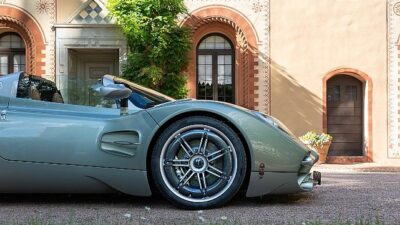 Standart olarak Cyber Tyre teknolojisiyle donatılmış Pagani Utopia Roadster'ın direksiyonunda,