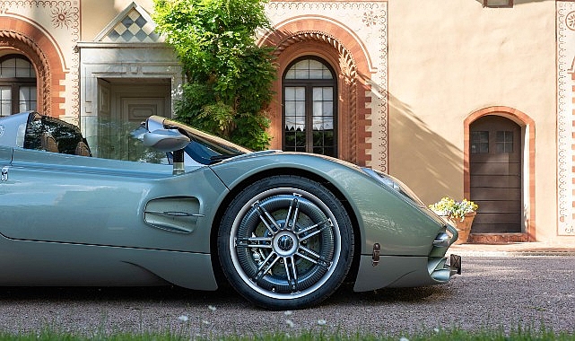 Standart olarak Cyber Tyre teknolojisiyle donatılmış Pagani Utopia Roadster'ın direksiyonunda,