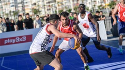 İzmir Büyükşehir Belediyesi’nin Alsancak Gündoğdu Meydanı’nda ilk kez düzenlediği 3X3
