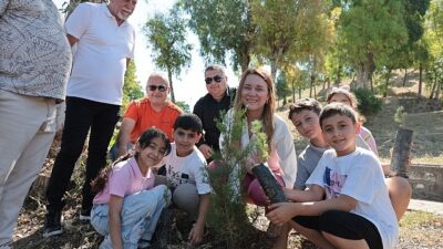 Dünya Çevre Günü etkinlikleri kapsamında çocuklarla birlikte fidan diken Başkan