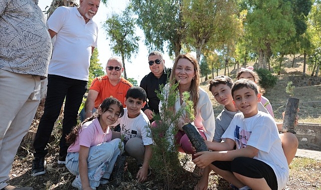 Dünya Çevre Günü etkinlikleri kapsamında çocuklarla birlikte fidan diken Başkan