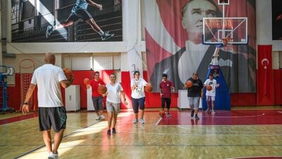 Bayraklı Belediyesi’nin her yıl binlerce vatandaşı sporla buluşturduğu spor okullarında
