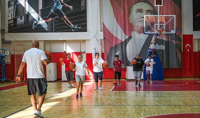 Bayraklı Belediyesi’nin her yıl binlerce vatandaşı sporla buluşturduğu spor okullarında