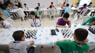 Küçükçekmece Belediyesi Bilgi Evleri ve Çocuk Üniversitesi öğrencileri düzenlenen Satranç