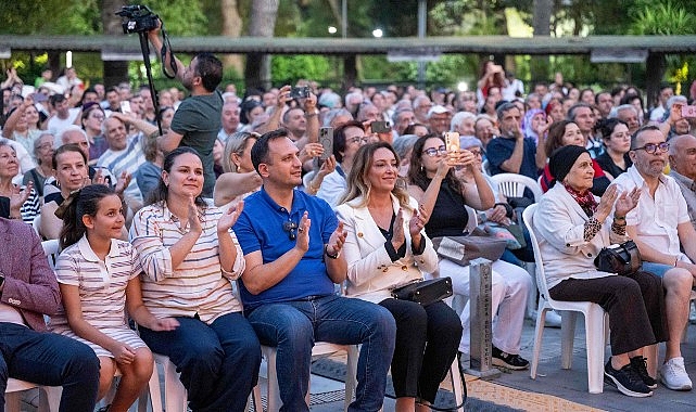 Bornova Belediyesi tarafından geleneksel hale getirilen Halk Dansları Festivali, bu