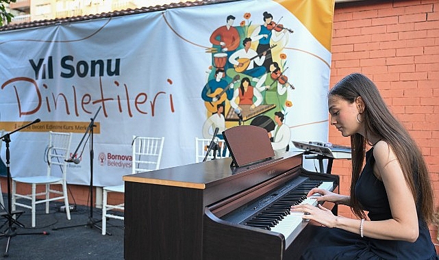Bornova Belediyesi Hobi ve Beceri Edindirme Kurs Merkezi bahçesinde düzenlenen