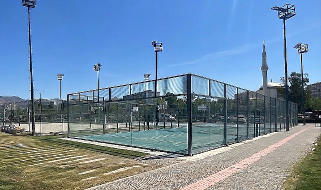 İzmir Büyükşehir Belediyesi, Bostanlı Sahili’nde padel sporu için iki yeni