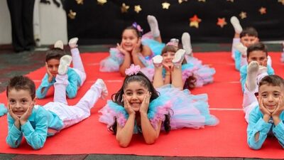 Buca Belediyesi Çınar Anaokulları’nda eğitimlerini tamamlayan minikler, düzenlenen mezuniyet töreninde