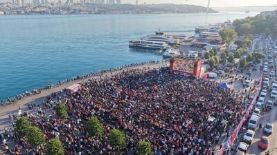 İBB’nin İstanbul’un dört noktasında kurduğu dev ekranlarda, Avustralya - Türkiye
