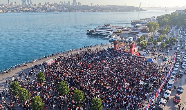 İBB’nin İstanbul’un dört noktasında kurduğu dev ekranlarda, Avustralya - Türkiye