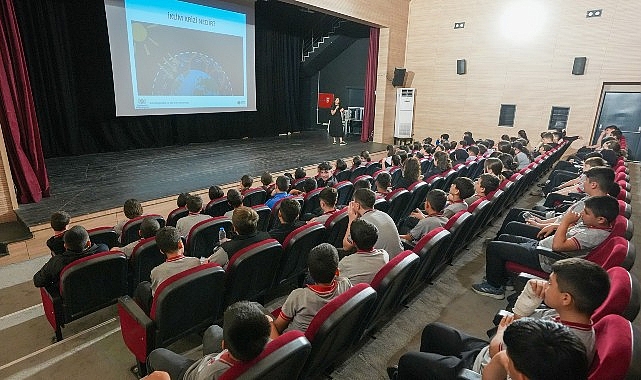 Gaziemir Belediyesi’nin “İklimi değil, kendini değiştir” sloganıyla 46 okulda düzenlediği