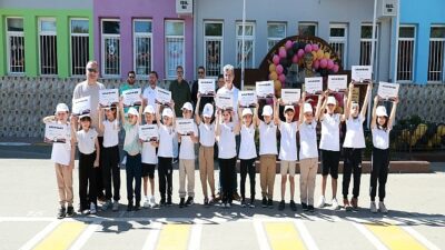 Tenis branşında yeni yeteneklerin yetişmesine katkı sağlayan Osmangazi Belediyespor, her
