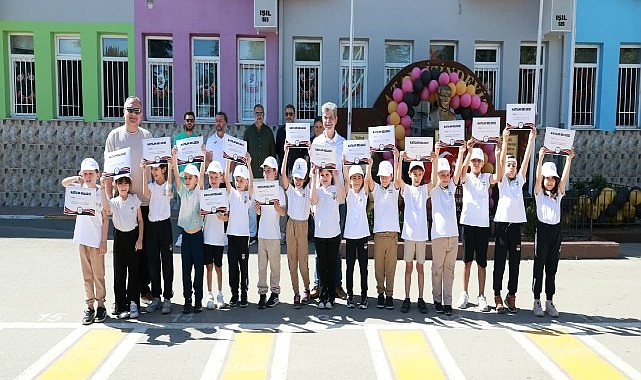 Tenis branşında yeni yeteneklerin yetişmesine katkı sağlayan Osmangazi Belediyespor, her