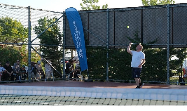 Kocaeli Büyükşehir Belediyesi tarafından gerçekleştirilen Herkes İçin Spor Tenis Turnuvası’nda