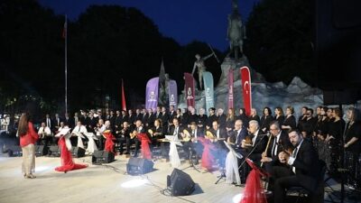 İnegöl Belediyesi Türk Sanat Müziği Korosu, Heykel Meydanı’nda gerçekleştirdiği konserle