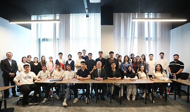 İnegöl Belediyesi’nin YKS sınavına hazırlanan öğrenciler için başlattığı Akademik Rehberlik