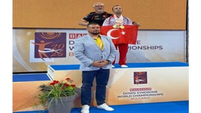 İzmir Büyükşehir Belediyesi’nin özel sporcularından Alper Öztürk, Bulgaristan’da düzenlenen Down