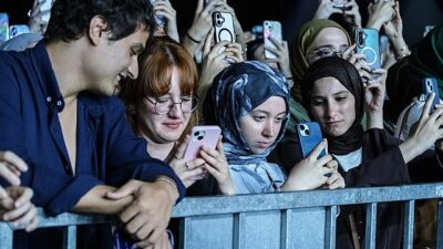 Kocaelili gençlere yaz armağanı olarak İzmit Millet Bahçesi’nde gerçekleştirilen Karneval
