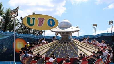Kocaeli Büyükşehir Belediyesi’nin Karneval Çocuk Şenliği’nde gençler için lunaparkı ücretsiz