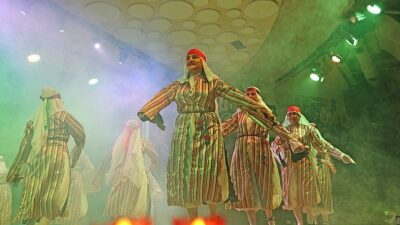 Karşıyaka Belediyesi tarafından düzenlenen halk dansları kursları, muhteşem bir gösteriyle