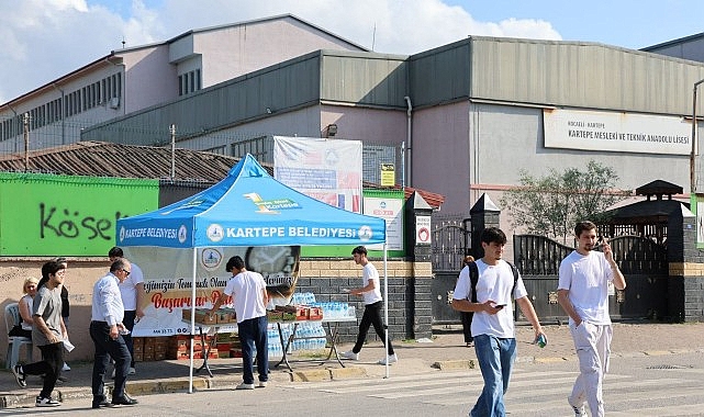 Kartepe Belediyesi Yükseköğretim Kurumları Sınavı (YKS) maratonunda, geleceğe adım atan