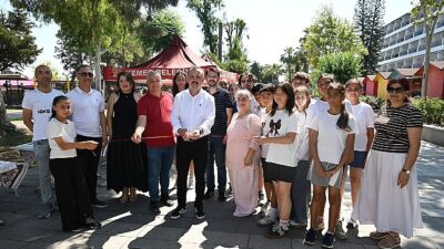 Rukiye Koç Ortaokulu öğrencilerinin iğne ve iplik kullanarak kumaş üzerine