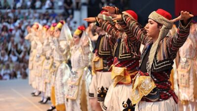 Konak Belediyesi’nin 20 yıldır bozulmayan geleneği Halk Oyunları Şenliği’nde bu