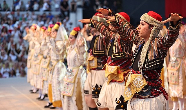 Konak Belediyesi’nin 20 yıldır bozulmayan geleneği Halk Oyunları Şenliği’nde bu
