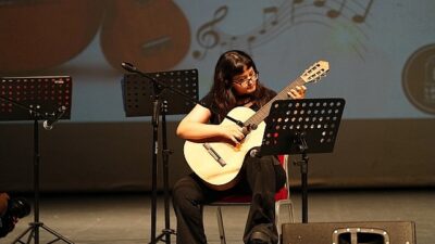 Kocaeli Büyükşehir Belediye Konservatuvarı Gebze Ukulele Orkestrası ve Gitar öğrencileri